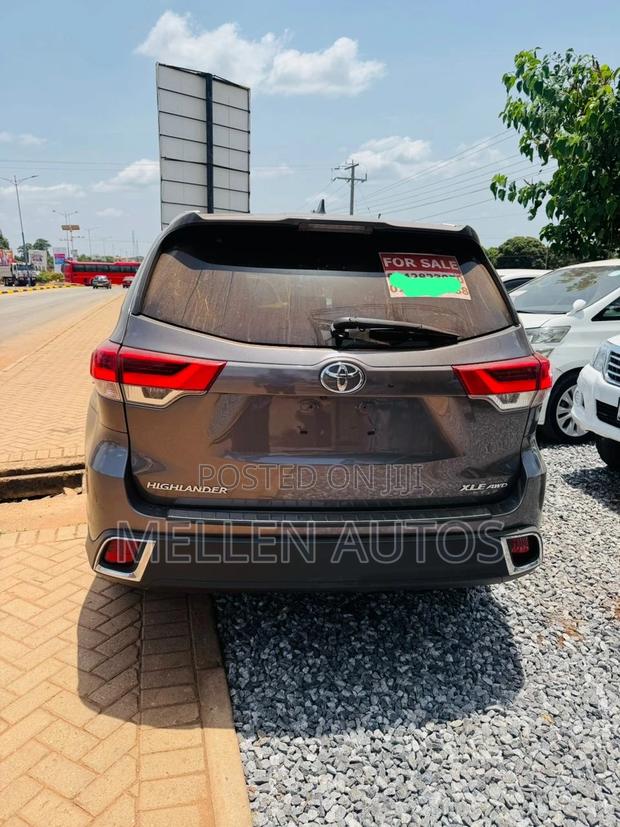 Toyota Highlander LE 4x2 V6 (3.5L 6cyl 8A) 2018 Gray