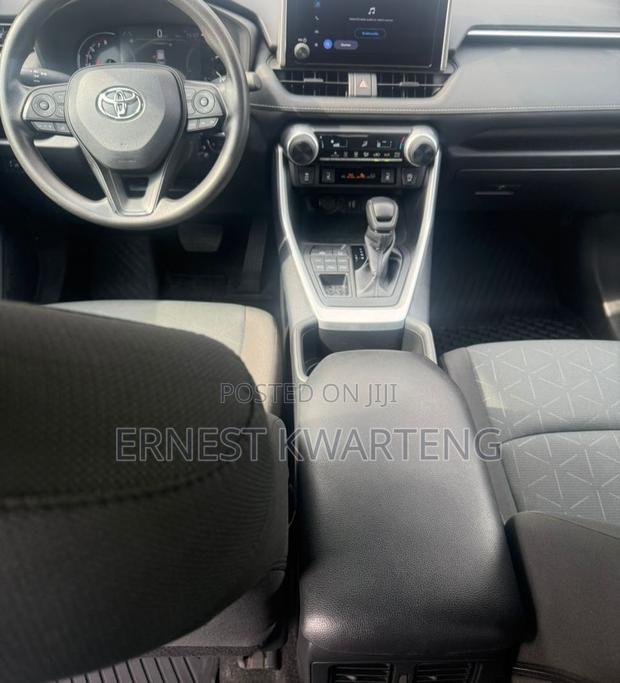 Toyota RAV4 LE AWD 2024 White