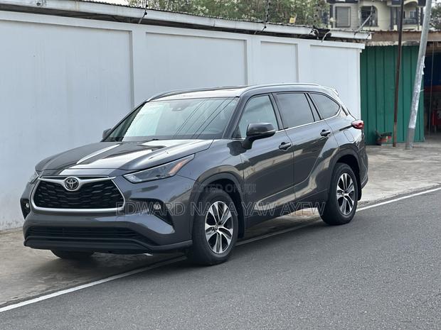 Toyota Highlander XLE 2022 Gray
