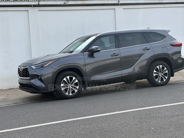 Toyota Highlander XLE 2022 Gray