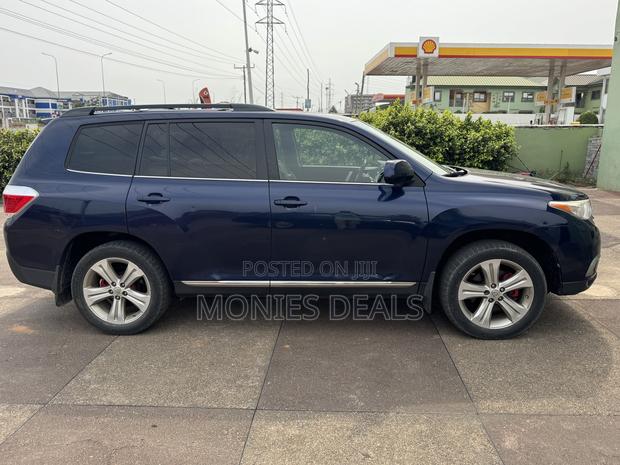 Toyota Highlander SE 2012 Blue