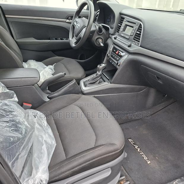 Hyundai Elantra SE Sedan FWD (2.0L 4cyl 6M) 2017 Black