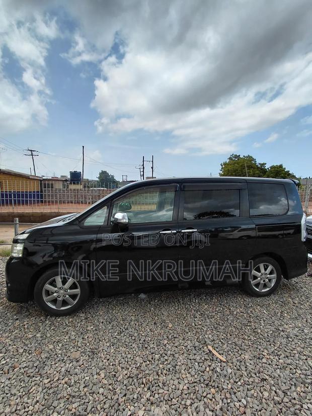 Toyota Voxy 2011 Black