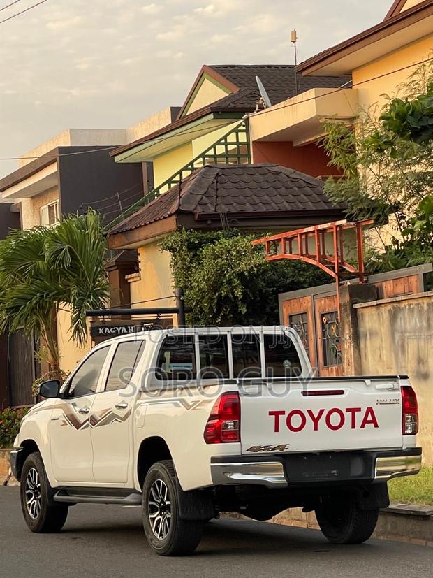 Toyota Hilux 2024 White