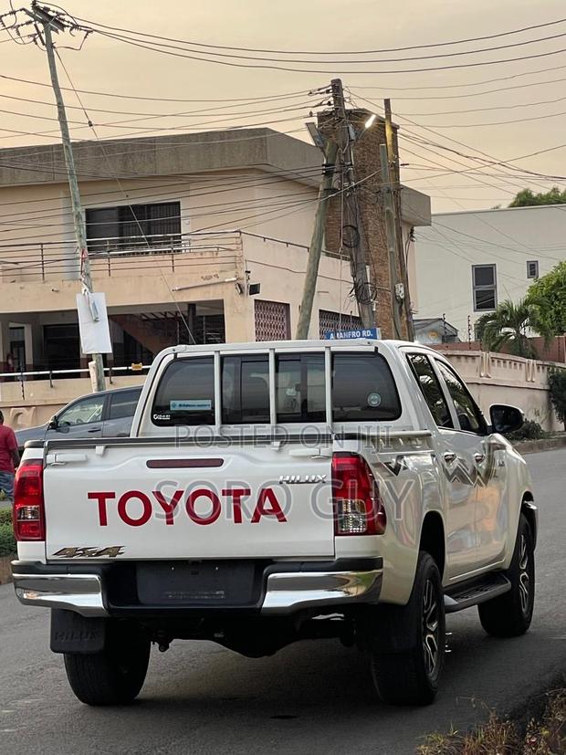 Toyota Hilux 2024 White