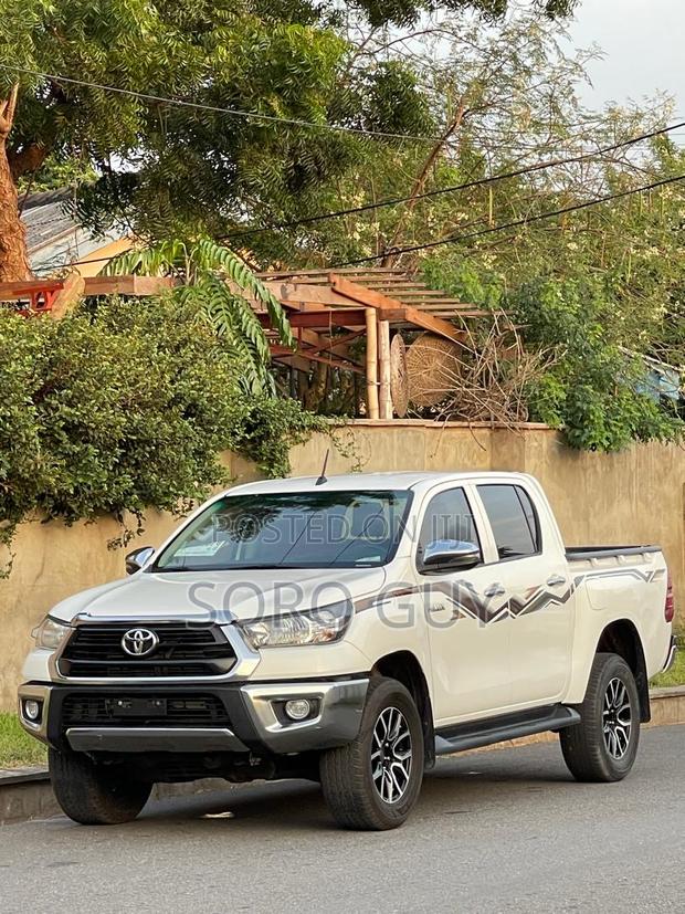 Toyota Hilux 2024 White