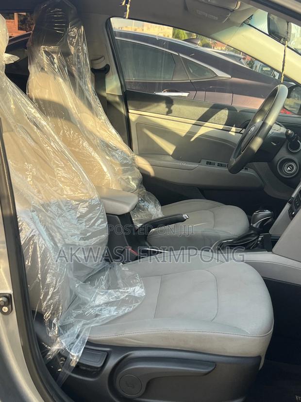 Hyundai Elantra Limited Sedan FWD (2.0L 4cyl 6A) 2017 Gray