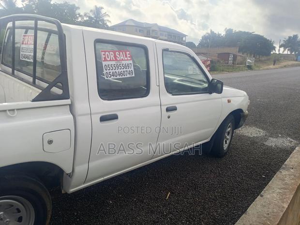 Nissan Hardbody 1999 White