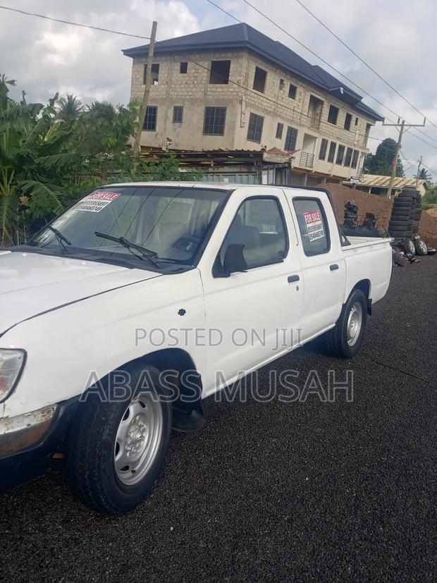 Nissan Hardbody 1999 White