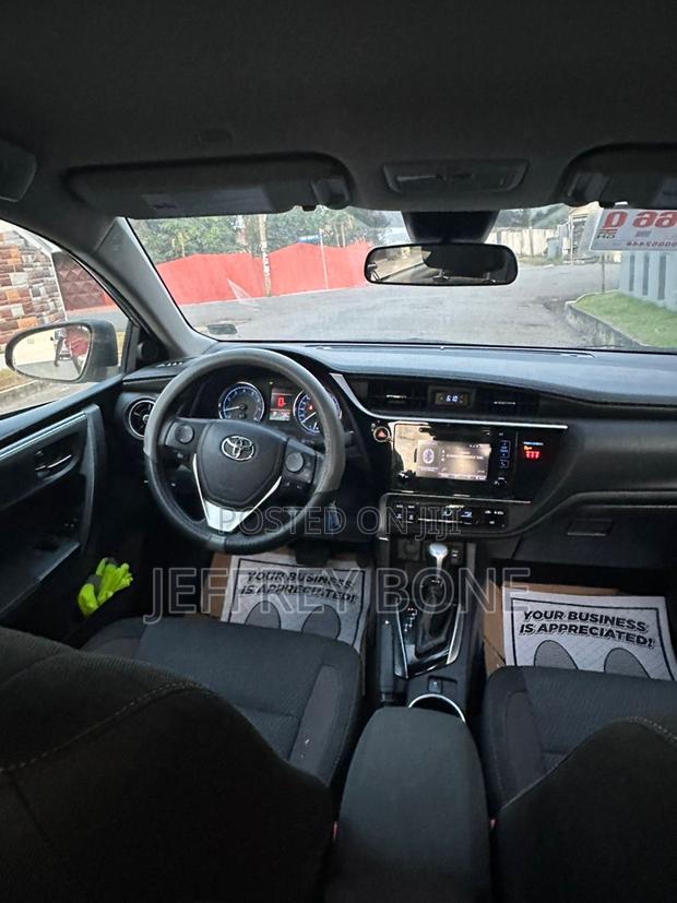 Toyota Corolla LE (1.8L 4cyl 2A) 2019 Silver