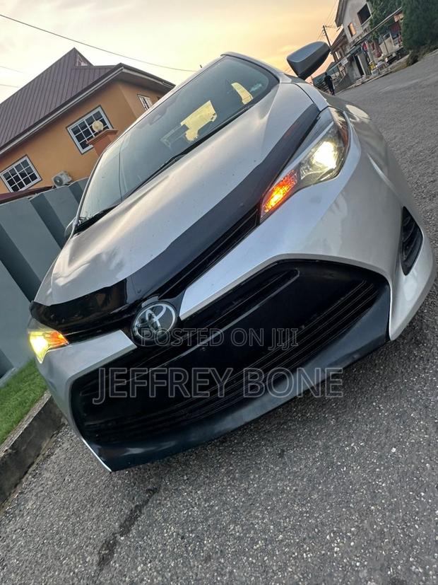 Toyota Corolla LE (1.8L 4cyl 2A) 2019 Silver