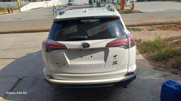 Toyota RAV4 LE AWD (2.5L 4cyl 6A) 2016 White
