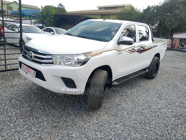 Toyota Hilux Revo Double Cab Petrol 2.7 AWD 2018 White