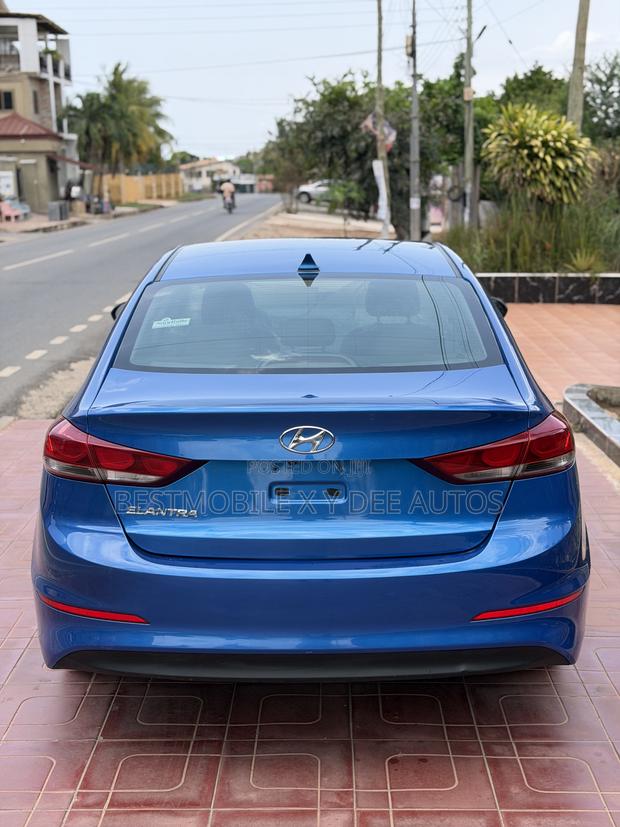 Hyundai Elantra Limited Sedan FWD (2.0L 4cyl 6A) 2017 Blue