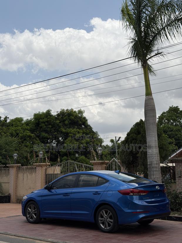 Hyundai Elantra Limited Sedan FWD (2.0L 4cyl 6A) 2017 Blue