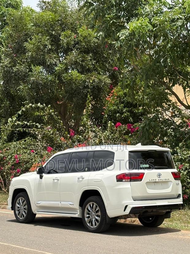 Toyota Land Cruiser LC300 2024 White