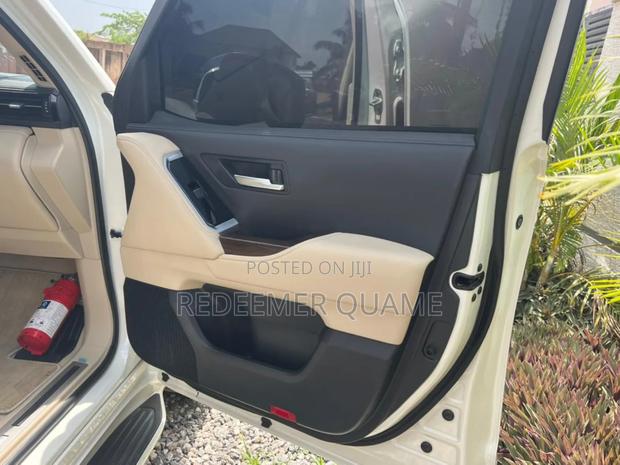 Toyota Land Cruiser LC300 2024 White
