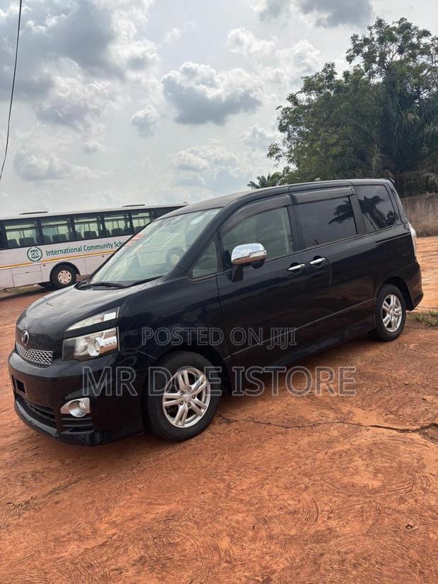 Toyota Voxy 2012 Black