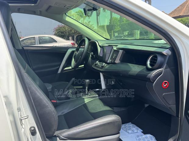 Toyota RAV4 XLE 4dr SUV AWD (2.5L 4cyl 6A) 2018 White