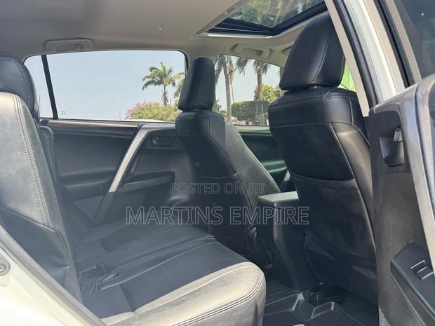 Toyota RAV4 XLE 4dr SUV AWD (2.5L 4cyl 6A) 2018 White