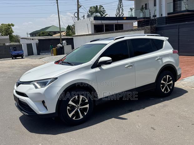 Toyota RAV4 XLE 4dr SUV AWD (2.5L 4cyl 6A) 2018 White
