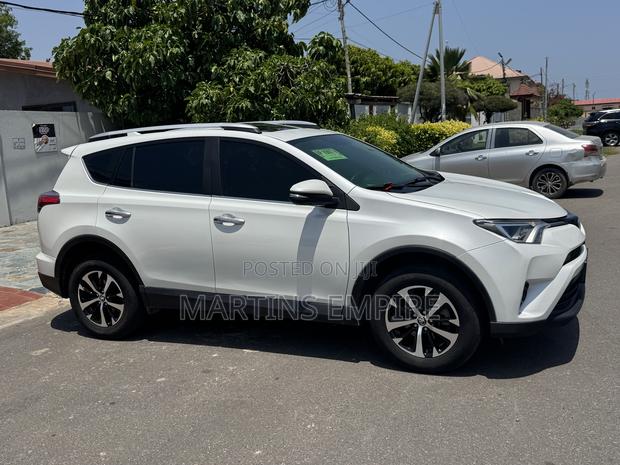 Toyota RAV4 XLE 4dr SUV AWD (2.5L 4cyl 6A) 2018 White