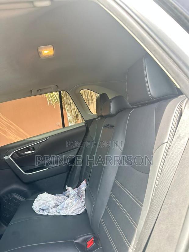 Toyota RAV4 XLE 2022 Silver