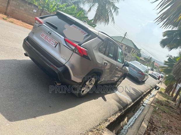 Toyota RAV4 XLE 2022 Silver