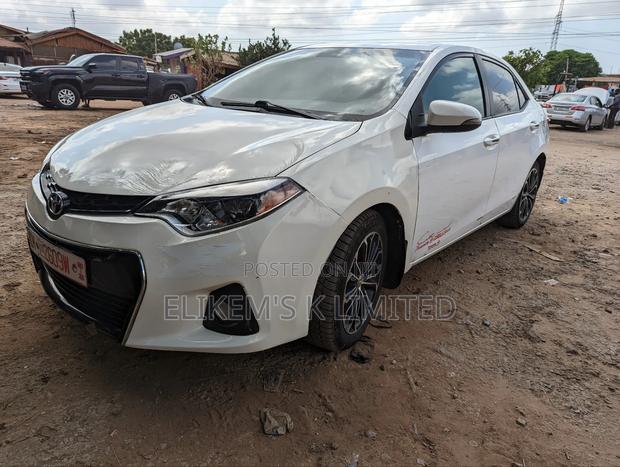 Toyota Corolla S Premium 4dr Sedan (1.8L 4cyl CVT) 2015 White
