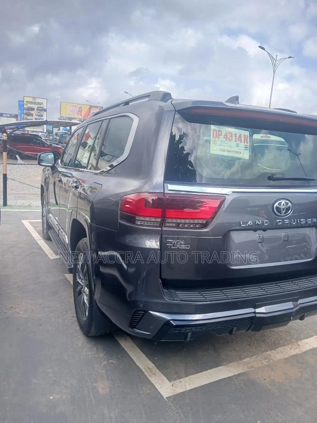 New Toyota Land Cruiser LC300 2025 Gray