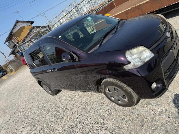 Toyota Sienta 1.5 AWD 2013 Maroon