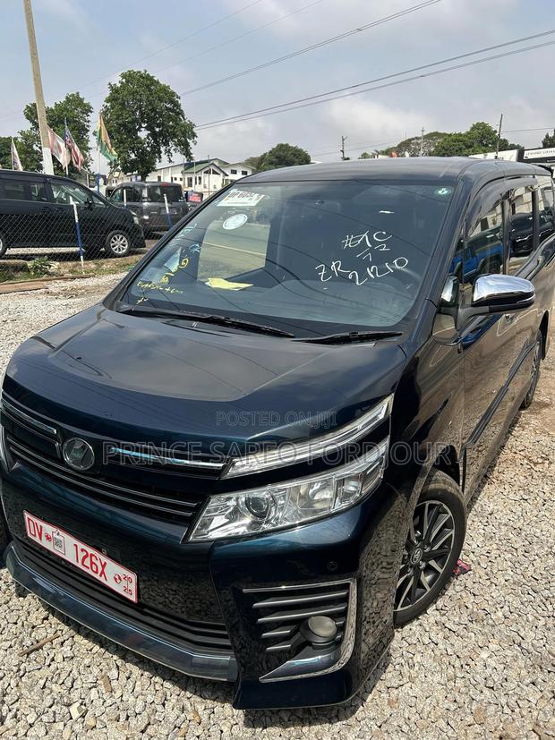 Toyota Voxy 2015 Gray