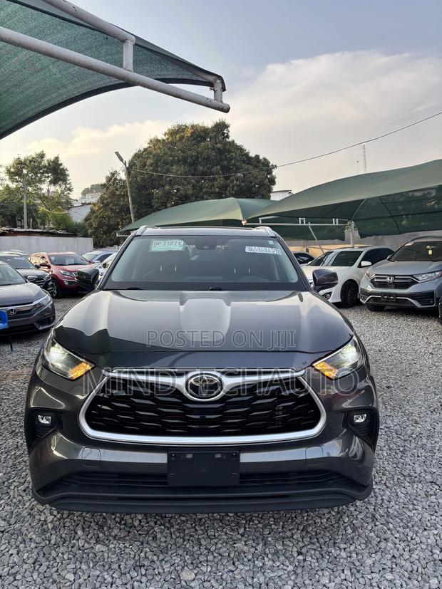 Toyota Highlander XLE 2022 Gray