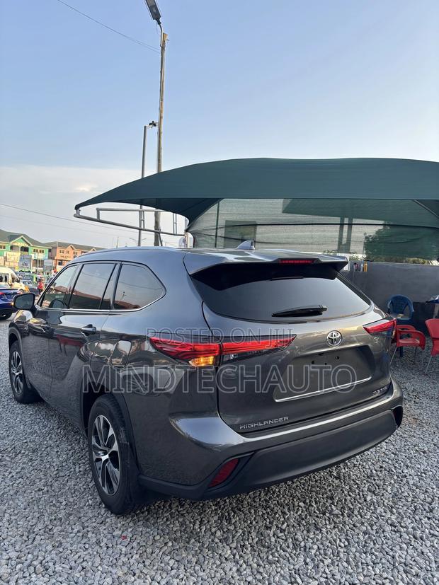 Toyota Highlander XLE 2022 Gray
