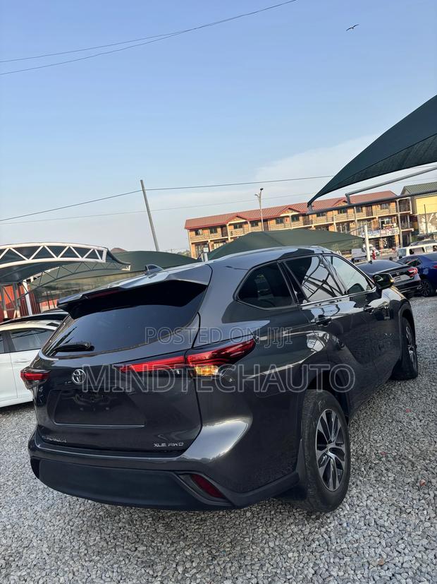 Toyota Highlander XLE 2022 Gray