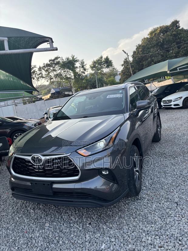 Toyota Highlander XLE 2022 Gray