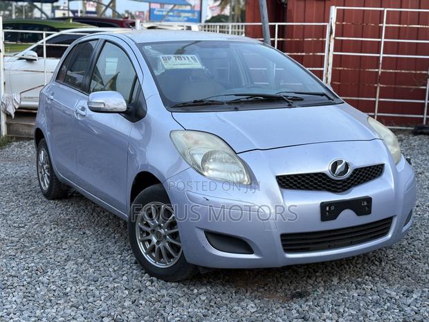 Toyota Vitz 2010 Silver