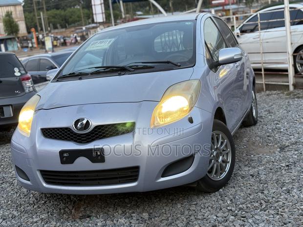 Toyota Vitz 2010 Silver