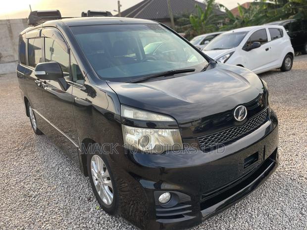 Toyota Voxy 2013 Black