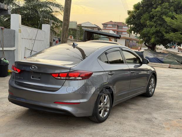 Hyundai Elantra Limited Sedan FWD (2.0L 4cyl 6A) 2017 Gray