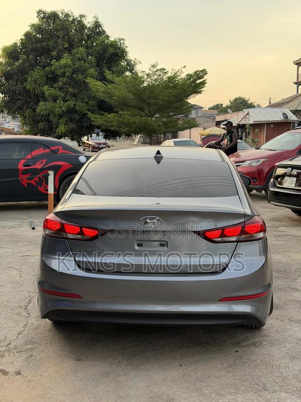 Hyundai Elantra Limited Sedan FWD (2.0L 4cyl 6A) 2017 Gray