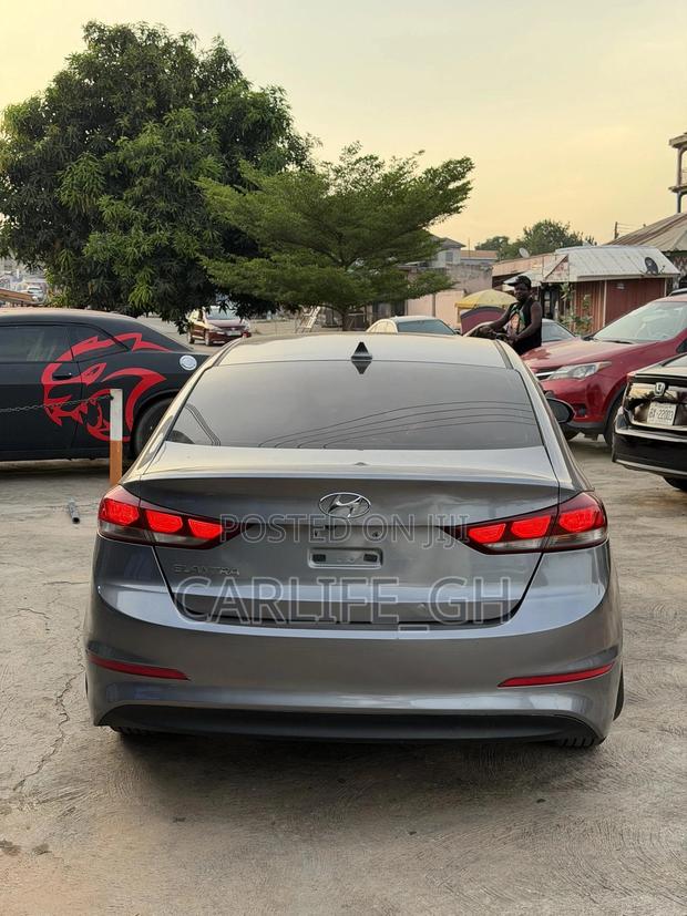 Hyundai Elantra Limited Sedan FWD (2.0L 4cyl 6A) 2017 Gray