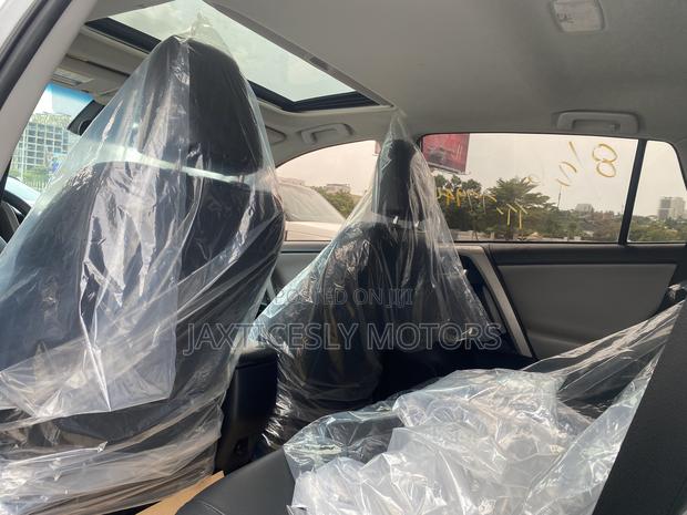 Toyota RAV4 XLE 4dr SUV (2.5L 4cyl 6A) 2018 Silver