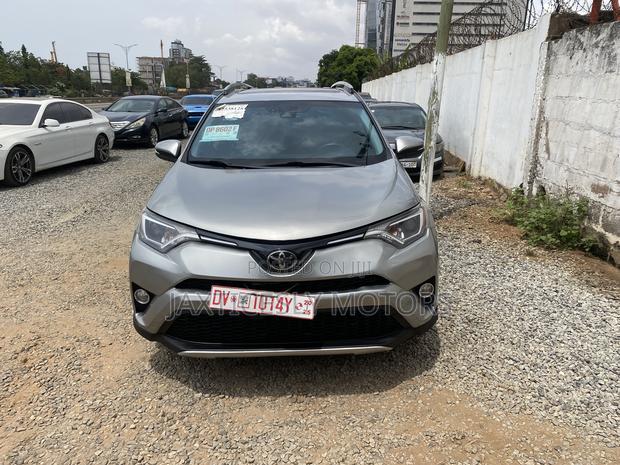 Toyota RAV4 XLE 4dr SUV (2.5L 4cyl 6A) 2018 Silver