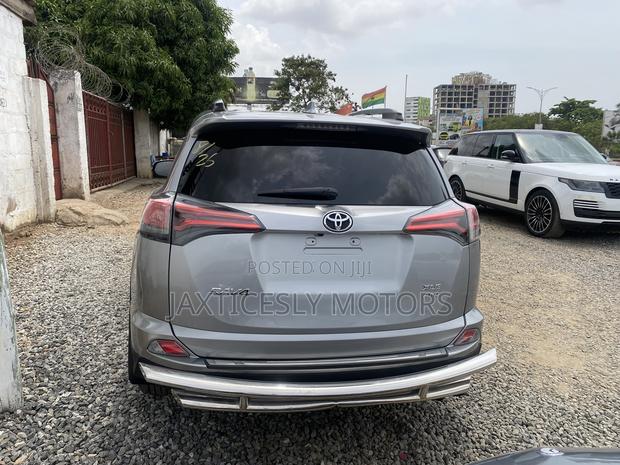 Toyota RAV4 XLE 4dr SUV (2.5L 4cyl 6A) 2018 Silver