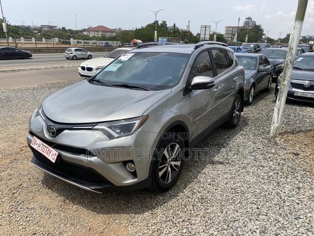 Toyota RAV4 XLE 4dr SUV (2.5L 4cyl 6A) 2018 Silver