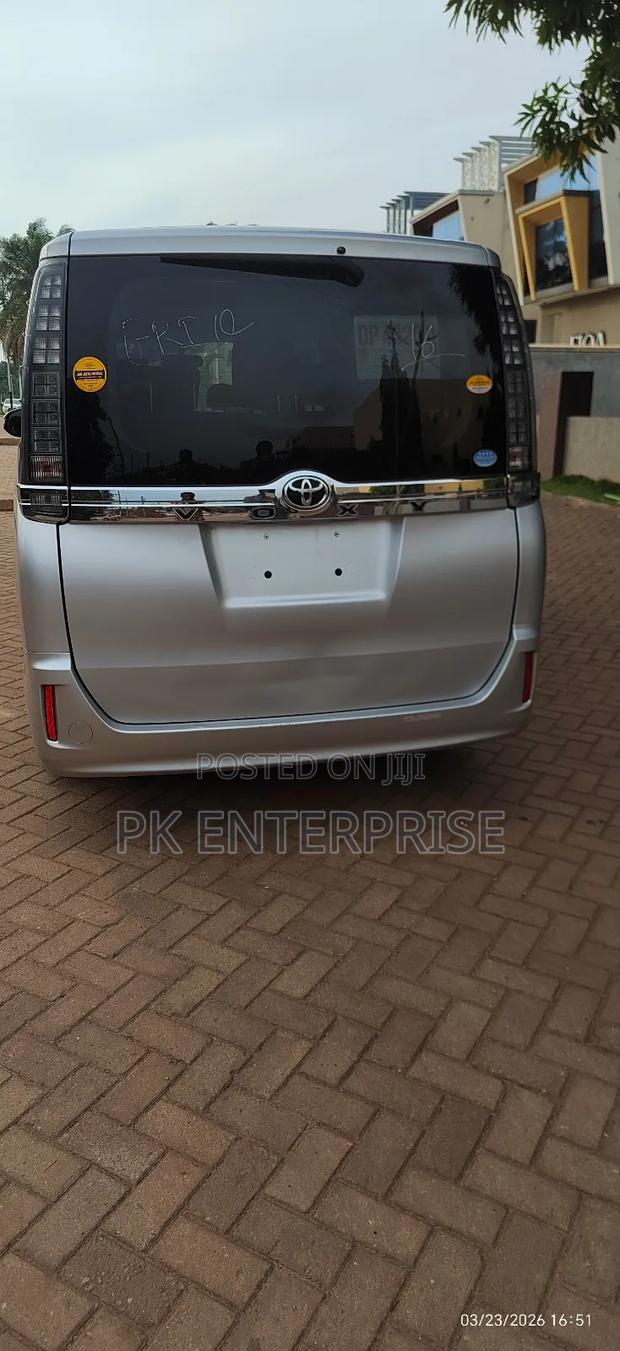 Toyota Voxy 2016 Silver