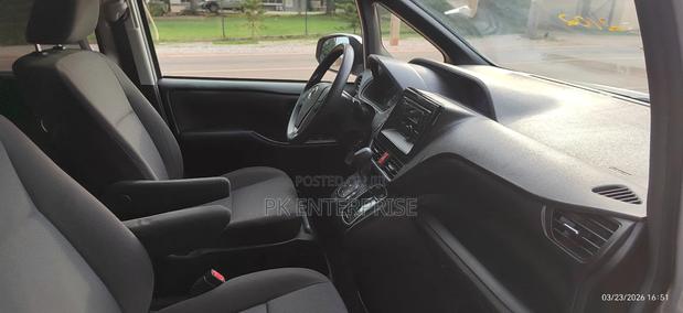 Toyota Voxy 2016 Silver