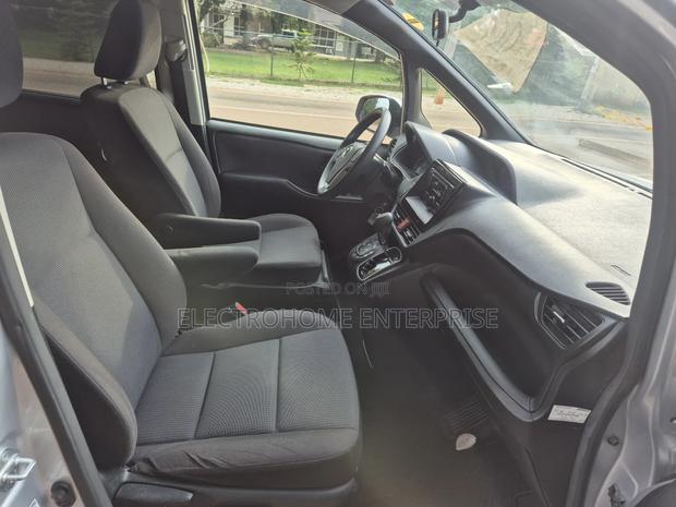 Toyota Voxy 2016 Silver