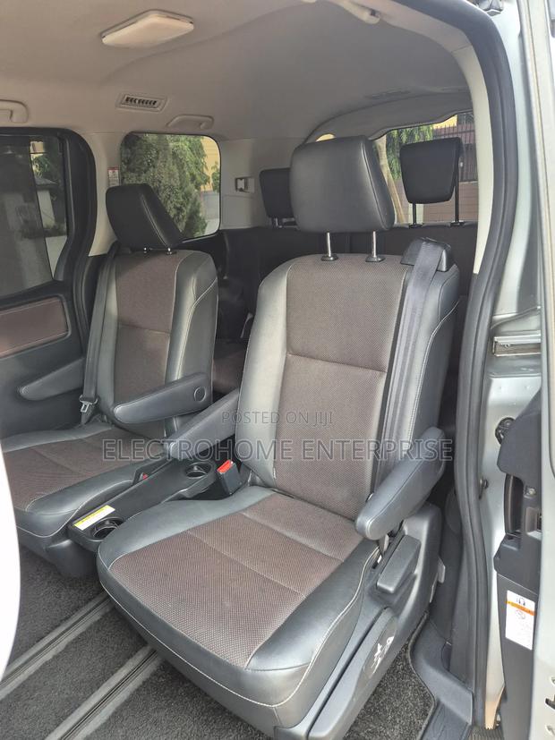 Toyota Esquire 2016 Silver